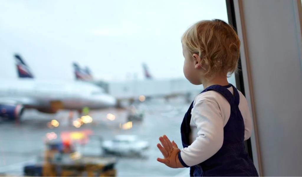 dziecko na lotnisku